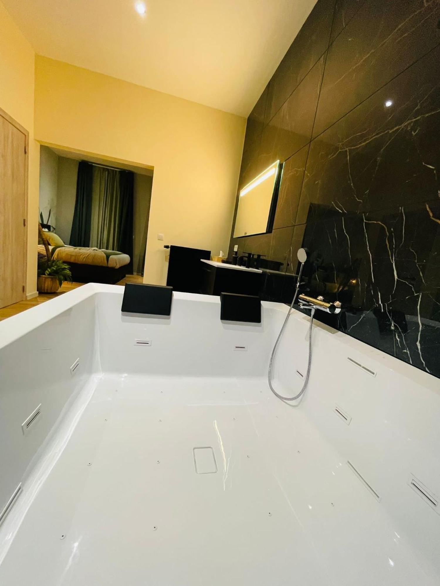 Appartement Exotique Avec Bain Balneo Liège Kültér fotó