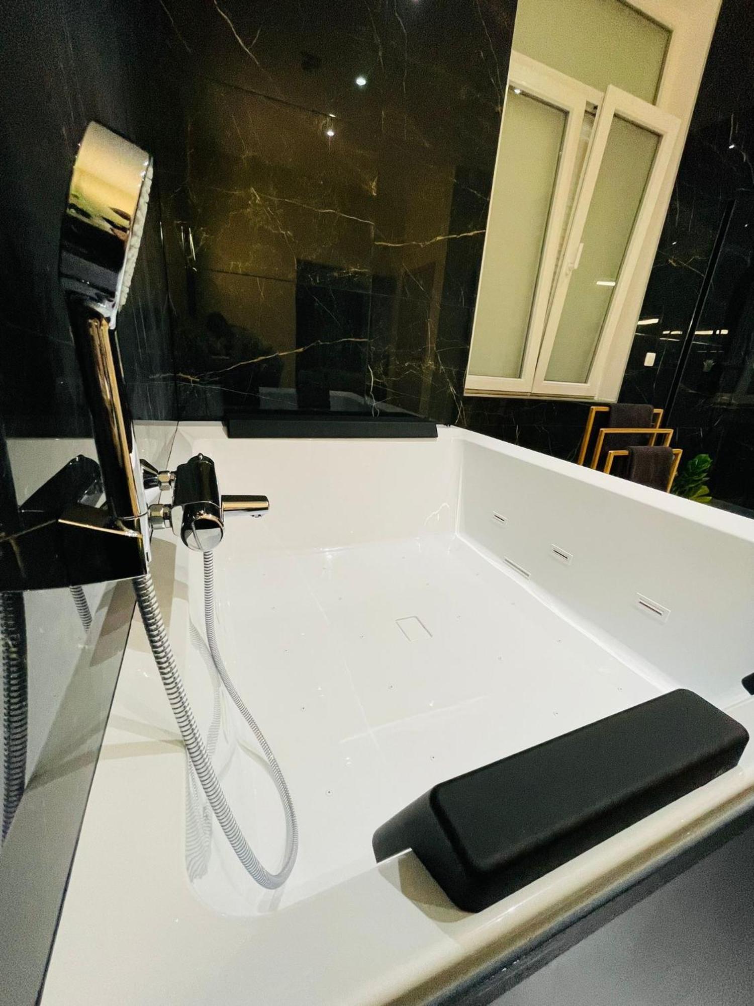 Appartement Exotique Avec Bain Balneo Liège Kültér fotó